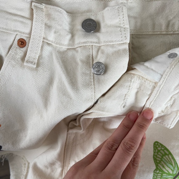 NWT LEVI'S 501 High Rise Button Fly Shorts With Butterfly Detail Size 28 - Picture 6 of 8